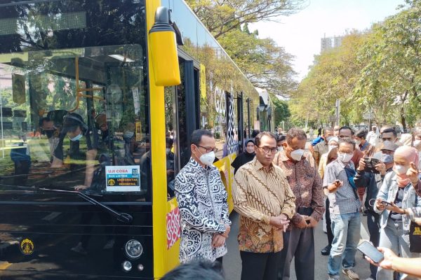 UI SERAHKAN SECARA SIMBOLIS BUS LISTRIK DENGAN TKDN TERTINGGI KEPADA PEMERINTAH UNTUK DUKUNG PRESIDENSI G20