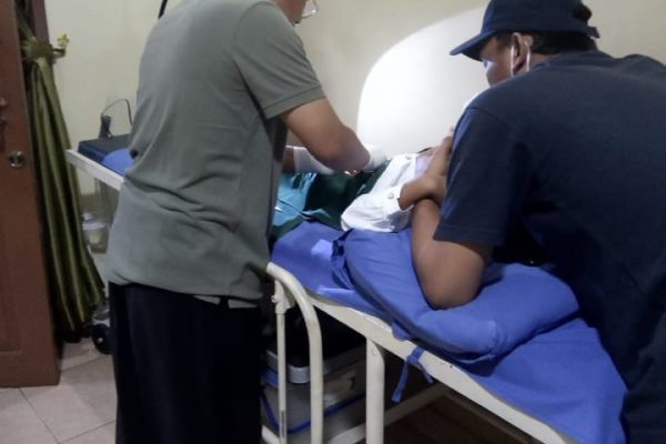 Pengurus RW 01 Jatijajar Kecamatan Tapos dan Ustadz Mahmuri Raskaman Gelar Khitanan Massal