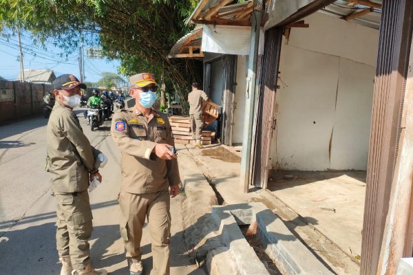 Satpol PP Depok Bongkar Belasan Bangun Liar di Bantaran Kali Baru Citayam