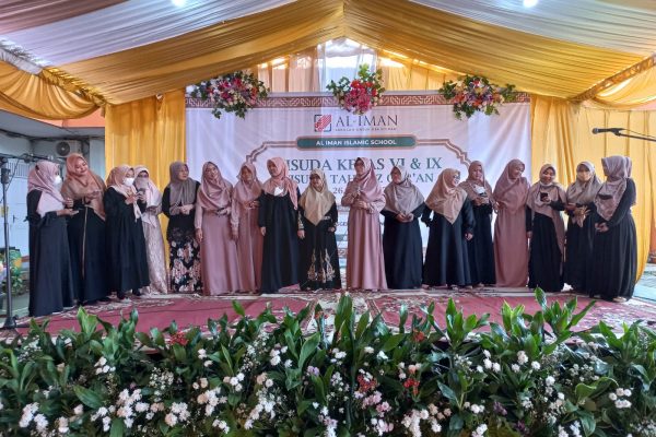 Wisuda Al-Iman Tekankan Pengembangan Potensi Akademik dan Non Akademik