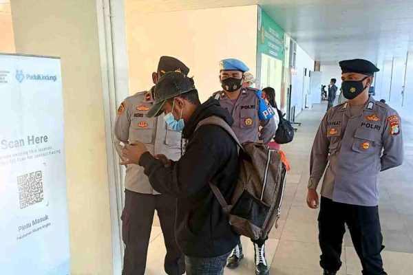 Ke Pulau Seribu dari Pelabuhan Kaliadem, 218 Penumpang Kapal Jalani Scan PeduliLindungi