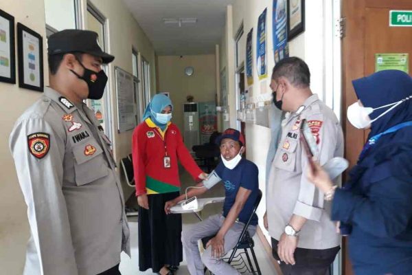 Bersama Nakes, Polsek Kepulauan Seribu Utara Gelorakan Vaksinasi Booster Merdeka