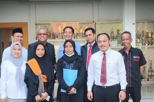 Tim Sedekah Pendidikan GDS-PWI Kawal Pendaftaran Pelajar ke Ghama D’Leader School