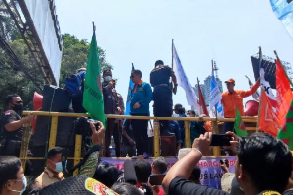 Temui Ratusan Demo Buruh, Sekda Depok Sampai Naik Keatas Mobil Komando