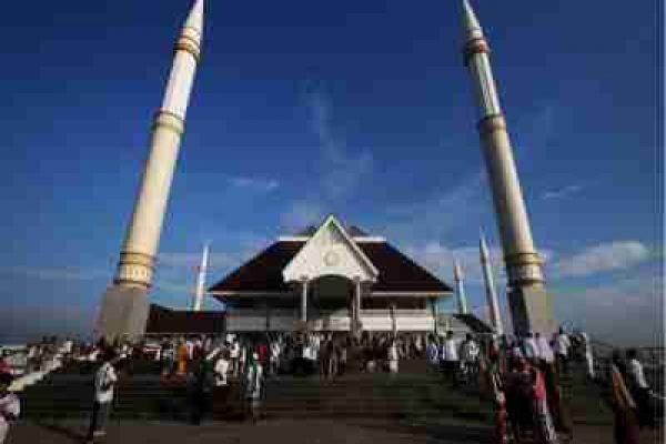57 PKL Yang Berjualan di Dekat Masjid Raya KH Hasyim Asy’ari
