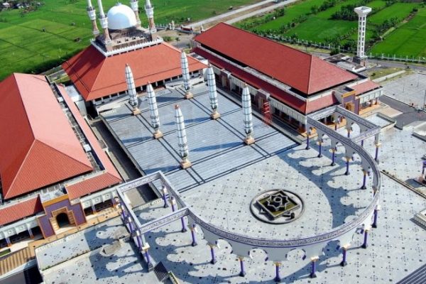 Masjid Agung Yang Terletak di Jawa Tegah Mempunyai Ciri Khas Berupa Payung Raksasa