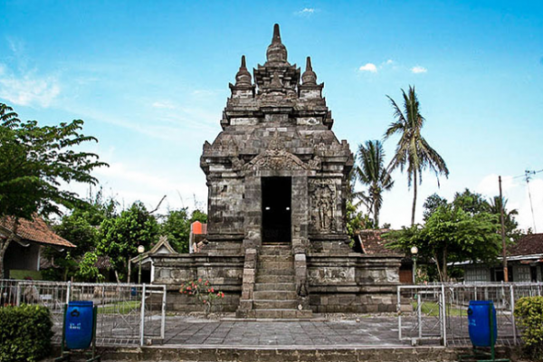 Candi Pawon Yang Kecil Dan Indah Letaknya Tidak Jauh Dari Candi Borobudur