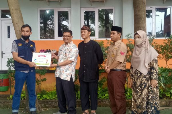 Al-Iman Berikan Donasi 13 Juta Untuk Tunadaksa