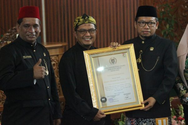 Terima Penghargaan Badan Kehormatan DPRD Kota Depok Award 2022, H.Imam Musanto Konsisten Khoirunnas Anfa’uhum Linnas
