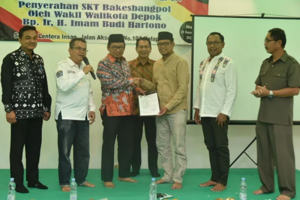 Imam Budi Hartono, Menyerahkan SKT (Surat Keterangan Terdaftar) Kepada Ikatan Keluarga Minang (IKM)