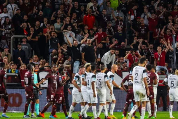 Pertandingan Metz-Guingamp Dihentikan Sementara Oleh Wasit