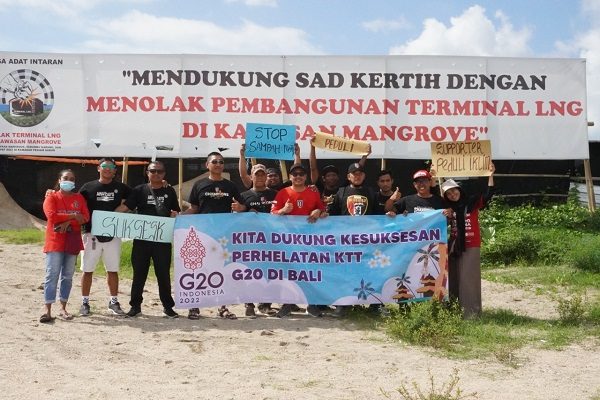 Dukung KTT G20, Suporter Bali United Bersihkan Pantai