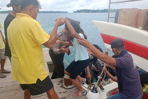 Polisi Humanis: Sat Pam Obvit Polres Kepulauan Seribu Bantu Wisatawan Turun dari Kapal di Dermaga Pulau Macan