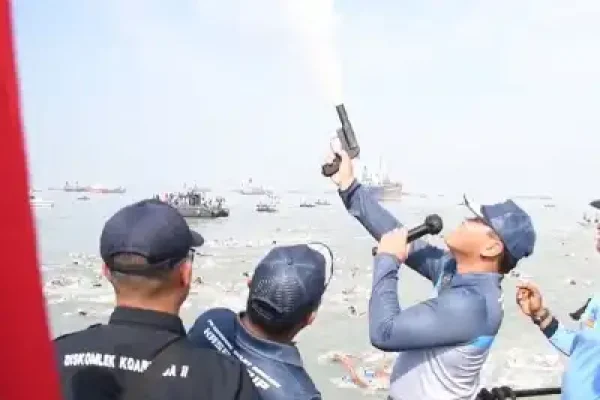 SPEKTAKULER, JELANG HUT KE-62 KOPASKA, TNI AL GELAR FIN SWIMMING SELAT MADURA KASAL CUP 2024