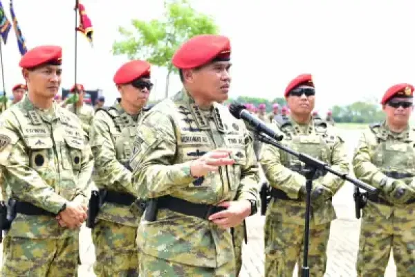 DELAPAN PERWIRA TINGGI TERIMA BREVET KEHORMATAN KOPASKA TNI AL