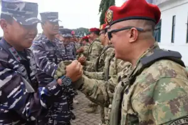 Pangkolinlamil Menghadiri Penyematan Delapan Pati TNI AL Terima Brevet Kehormatan Manusia Katak