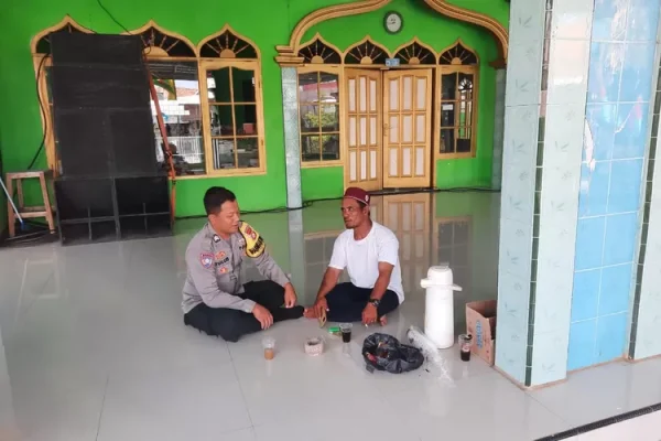 Bhabinkamtibmas Pulau Lancang Jalin Silaturahmi dengan Tokoh Agama untuk Tangkal Radikalisme Pasca Pemilu 2024