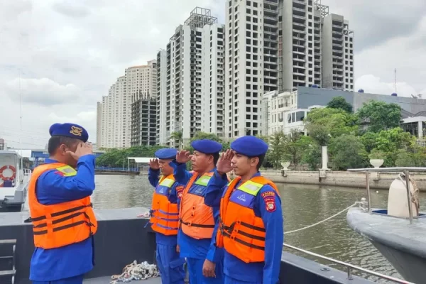Tim Patroli Satpolair Polres Kepulauan Seribu Beraksi di Perairan Pulau Damar untuk Antisipasi Kejahatan Laut
