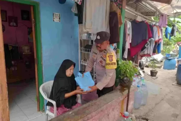 Bhabinkamtibmas Pulau Harapan Berikan Bantuan Sembako dan Uang kepada Janda Manula yang Sakit