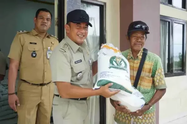 Polsek Kepulauan Seribu Utara Amanahkan Pembagian Bantuan Beras Bulok di Pulau Panggang