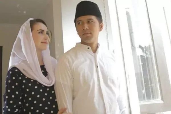 Berstatus Istri Pejabat, Artis Arumi Bachsin Mengaku Tak Ada Beda