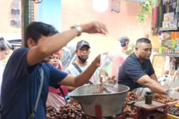 Omzet Penjualan Kurma di Pasar Jatinegara Naik 75 Persen