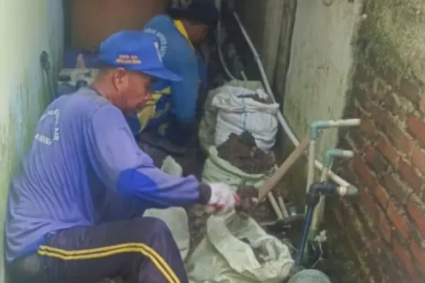 Pasukan Biru Perbaiki Saluran Air di Jalan Ikan Cendro