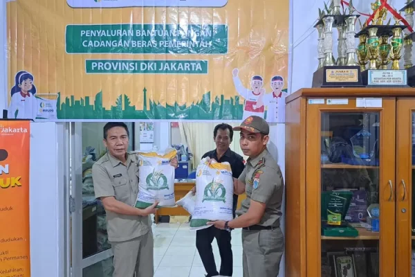 Perum Bulog Salurkan Bantuan Beras ke Warga Kepulauan Seribu