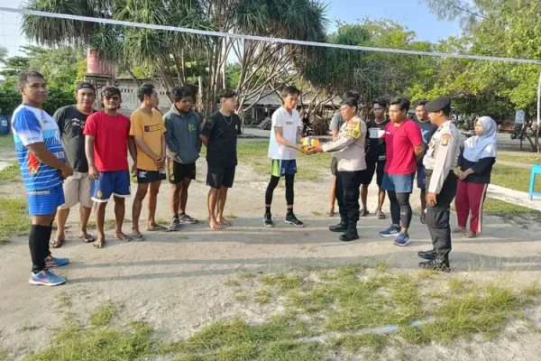Kapolsek Kepulauan Seribu Selatan Donasikan Alat Olahraga kepada Karang Taruna Pulau Pari