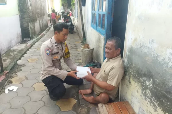 Aipda Suhendi Polisi Humanis Berikan Bantuan kepada Warga Disabilitas di Pulau Panggang