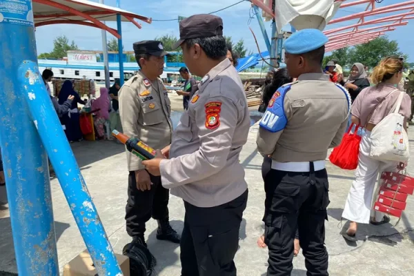 Polsek Kepulauan Seribu Utara Amankan Dermaga di Pulau Harapan, Bersikap Humanis dalam Pemeriksaan dan Musnahkan Miras yang Disita