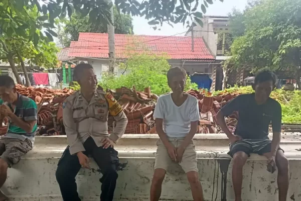 Aipda Sahrizal Sambangi Tokoh Masyarakat Pulau Kelapa: Himbau Waspada Terhadap Paham Radikal Pasca-Pemilu