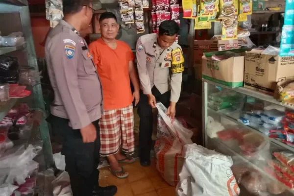 Kapolsek Kepulauan Seribu Utara dan Bhabinkamtibmas Lakukan Pengecekan Harga dan Ketersediaan Beras: Stok Aman, Harga Stabil