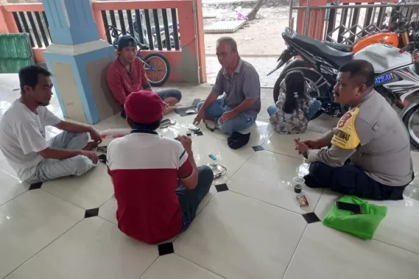 Bhabinkamtibmas Pulau Harapan Himbau Warga Tidak Terpecah Belah Pasca Pemilu 2024
