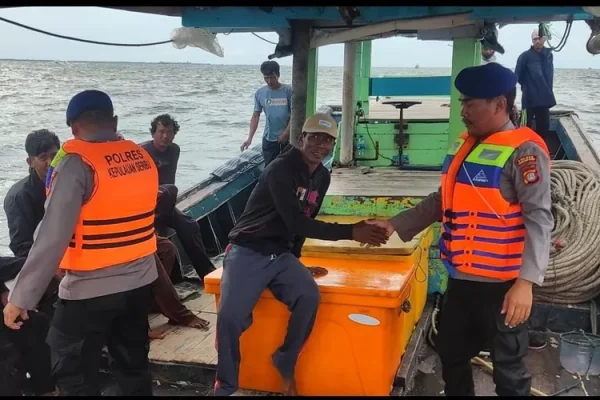 Team Patroli Satpolair Polres Kepulauan Seribu Berikan Himbauan Keselamatan di Perairan Pulau Pari