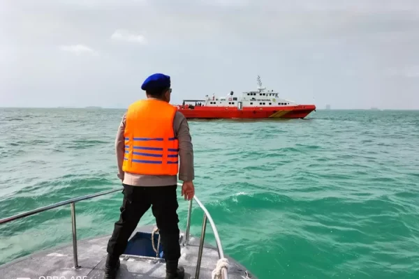 Upaya Pencarian Korban Hilang Kapal KM Pari Kudus Terbalik di Perairan Pulau Rambut, Kepulauan Seribu