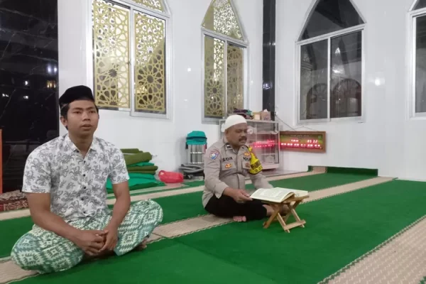 Bhabinkamtibmas Pulau Harapan Giat Tadarusan Bersama Warga di Masjid Al-Hidayah