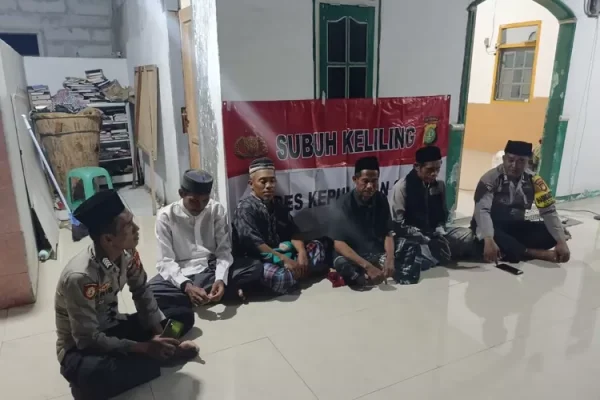 Bhabinkamtibmas Pulau Pari Giat Cooling System Sholat subuh keliling dan Sambang Warga di Mushollah Nurul Iman