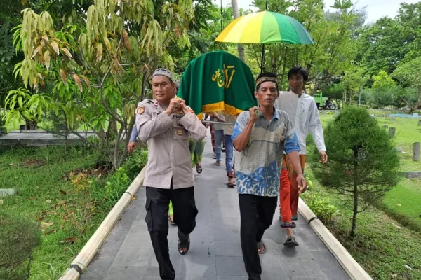 Polisi Humanis Ramadhan Aipda Toni Ikut Mengangkat Keranda Jenazah Warga Pulau Tidung