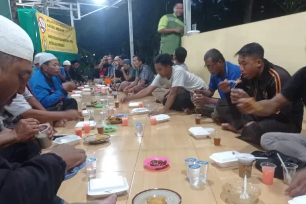Polisi Polres Kepulauan Seribu Sambut Ramadhan dengan Berbuka Puasa dan Sholat Bersama Warga di Masjid Baitul Jannah