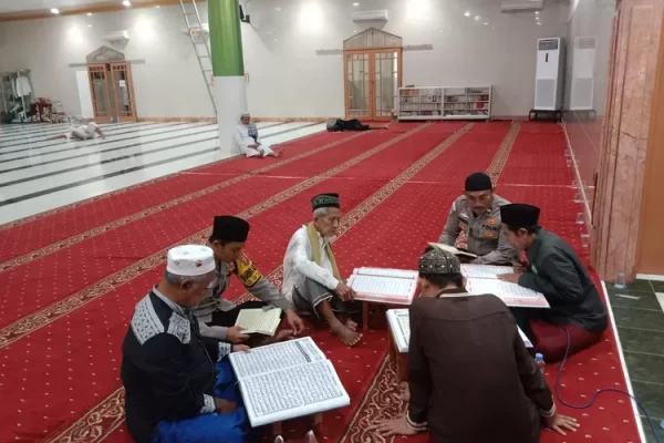 Kanit Binmas Polsek Kepulauan Seribu Ajak Warga Pulau Panggang Hataman dan Tadarus Quran Bersama di Bulan Ramadhan