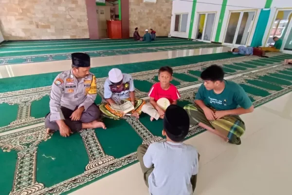 Bripka Amirullah Maliki Bhabinkamtibmas Pulau Sabira Beri Pendidikan Agama pada Remaja Melalui Tadarusan