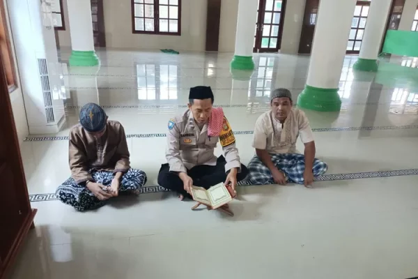 Bhabinkamtibmas Pulau Kelapa Menggalang Kekuatan Iman dan Silaturahmi di Bulan Suci Ramadhan