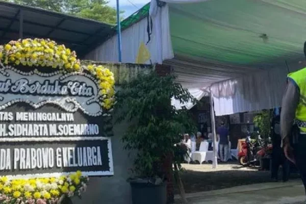 Ayah Bimbim Meninggal Dunia, Kaka Slank Tiba di Rumah Duka
