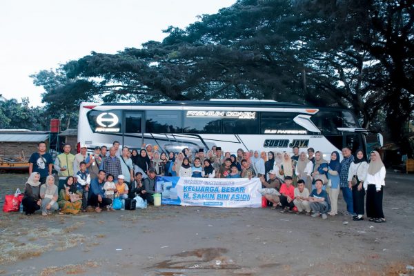 Gathering Keluarga Besar Samin Bin Asidi ke Anyer Bersama Dirgantara AIA Tour Travel