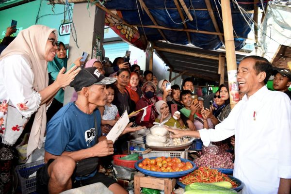 Kunker ke NTB, Jokowi Tinjau Harga Bahan Pokok di Pasar Seketeng