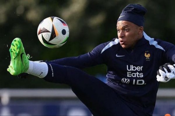 Alami Cidera di Hidung, Mbappe Tanya Warganet Ide Topeng yang Cocok