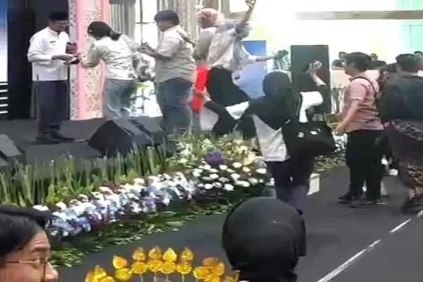 Elektabilitas dan Follower Instagram Sedikit,  IBH Diduga rela Bagi-Bagi Uang Diacara Adujak Kota Depok