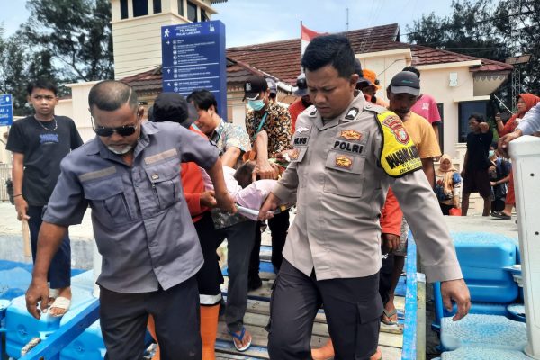 Bhabinkamtibmas Pulau Lancang Briptu Tulus Hidayat Bantu Warga Sakit Dirujuk ke RS Cengkareng