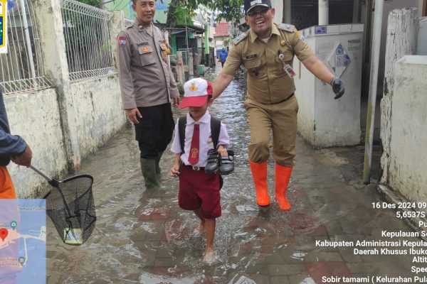 Bhabinkamtibmas Pulau Kelapa Bersama Lurah Pulau Kelapa Monitoring dan Bantu Warga Hadapi Banjir Rob